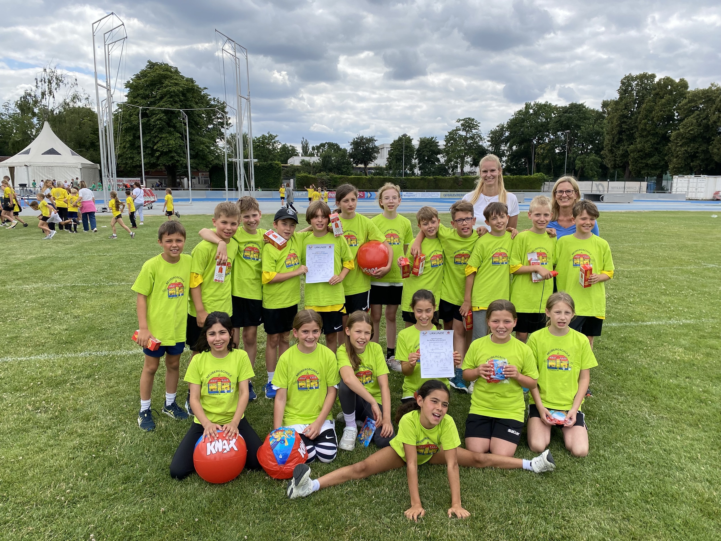 Ein Gruppenfoto der erfolgreichen Sportler und Sportlerinnen der Neubergschule. 